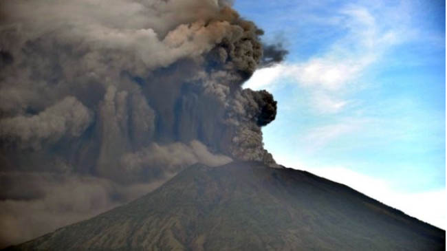 نگرانی از فوران قریب الوقوع آتشفشانی در  بالی اندونزیا 